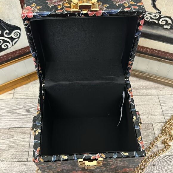 Floral Embossed Design Crossbody Box Bag - Picture 9 of 10